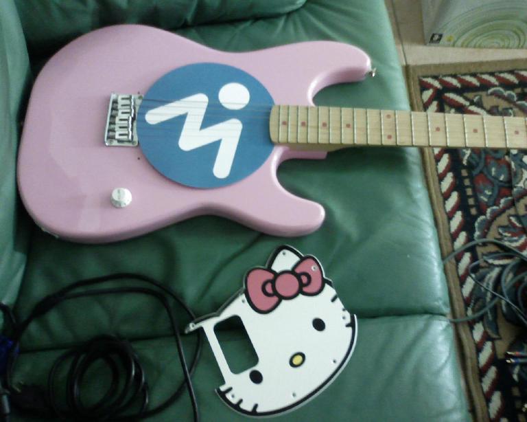 Fabio&rsquo;s pink guitar with the Myousica logo — during the recording sessions for the site&rsquo;s audio content