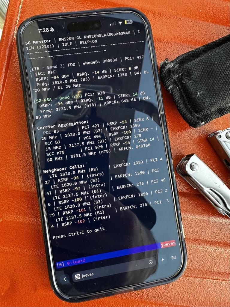 A phone resting on an orange tool bag, screen showing the 5g-monitor TUI: TIM carrier, IDLE state, BEEP:ON, LTE Band 3 with PCI 427 SINR 8 dB, 5G-NSA Band n78 with PCI 920 SINR 14 dB, full carrier aggregation breakdown and a list of neighbour cells, with a multitool half-visible on the side